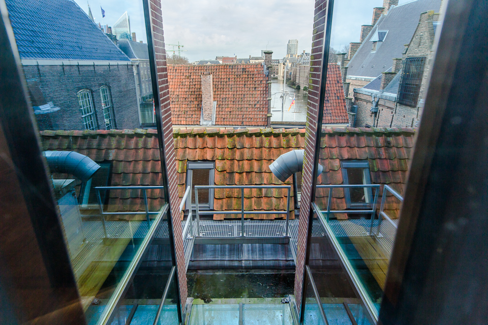 Uitzicht vanaf de derde verdieping op de daken van de omringende huizen.